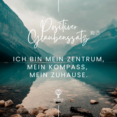 Ich bin mein Zentrum, mein Kompass, mein Zuhause. Ein inspirierendes Zitat über Selbstvertrauen vor einer Berglandschaft.